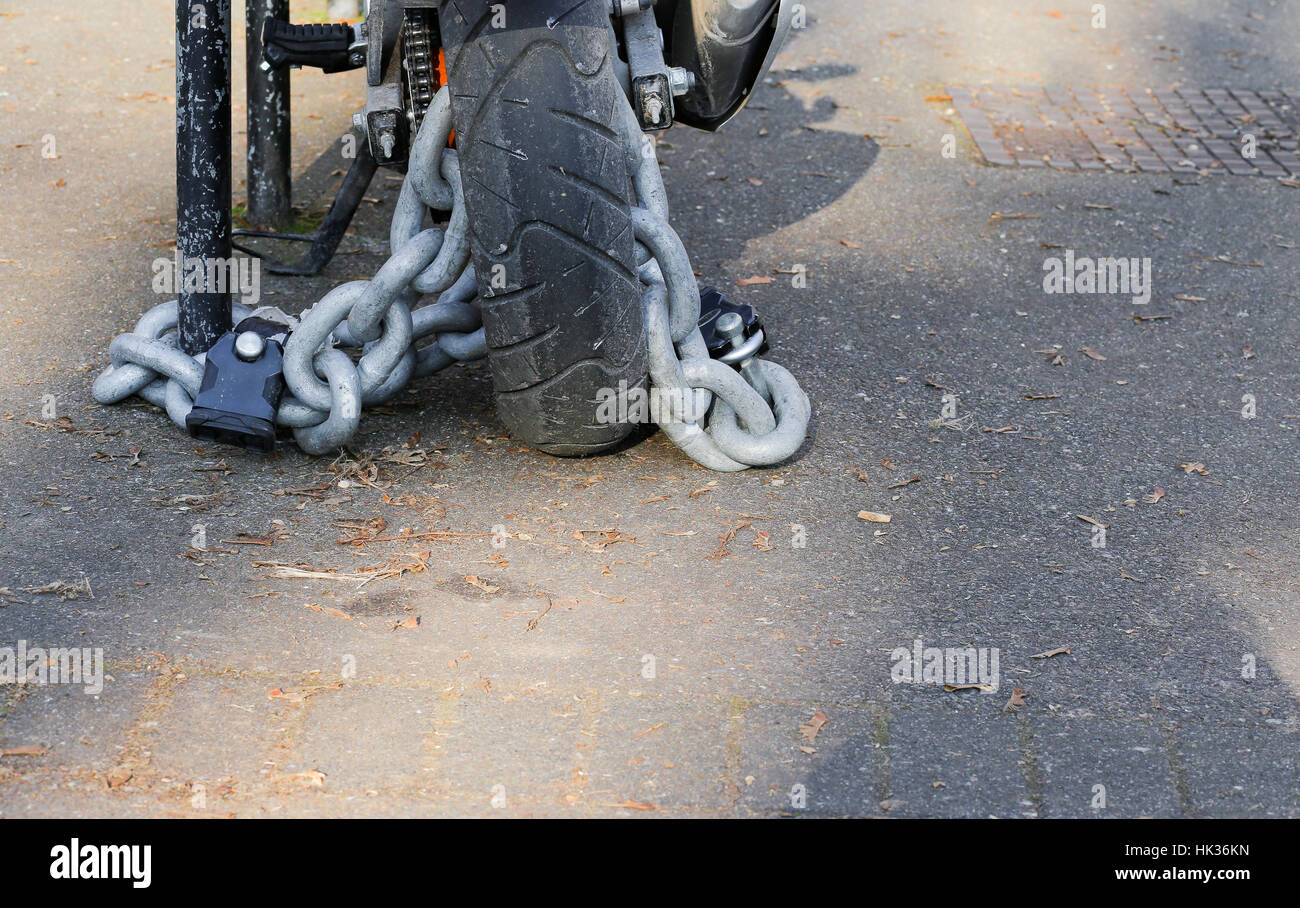 Motociclo catena antifurto con lucchetto serratura di sicurezza sulla ruota posteriore, la protezione contro il furto Foto Stock