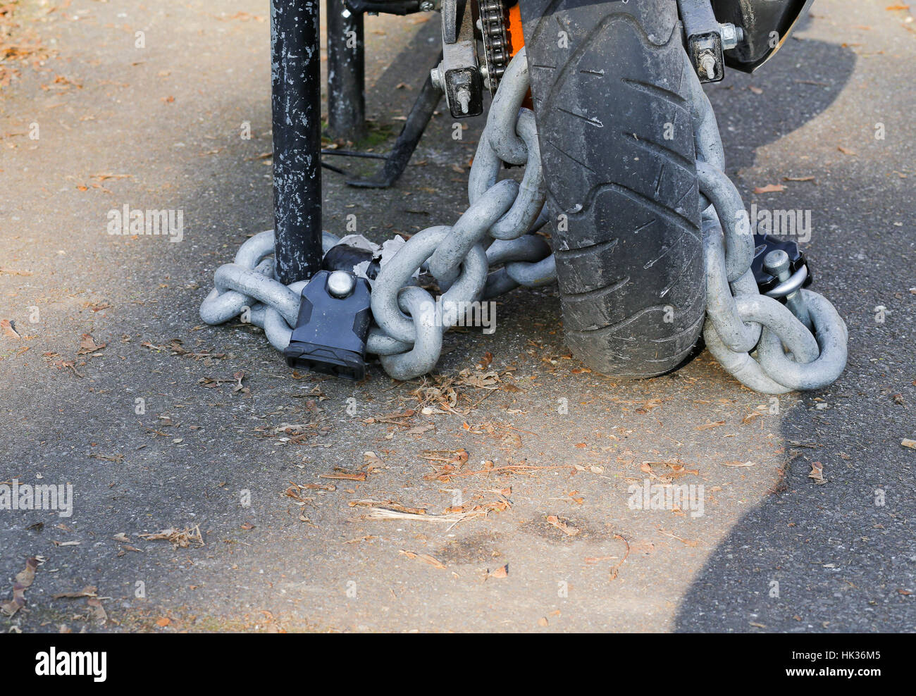 Motociclo catena antifurto con lucchetto serratura di sicurezza sulla ruota posteriore, la protezione contro il furto Foto Stock