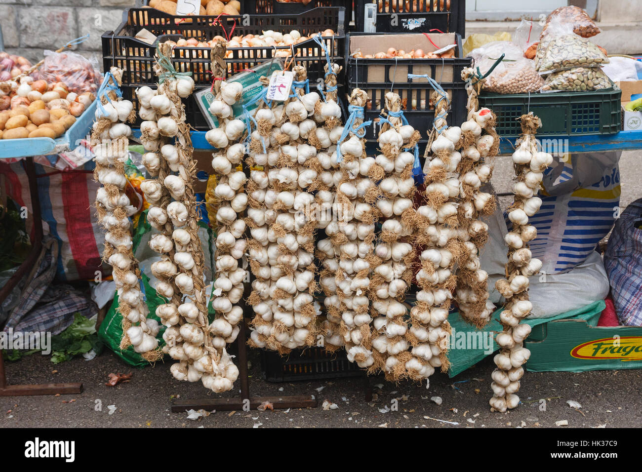 I trefoli di aglio pendente da un supporto su una strada del mercato di Split, Croazia. Foto Stock