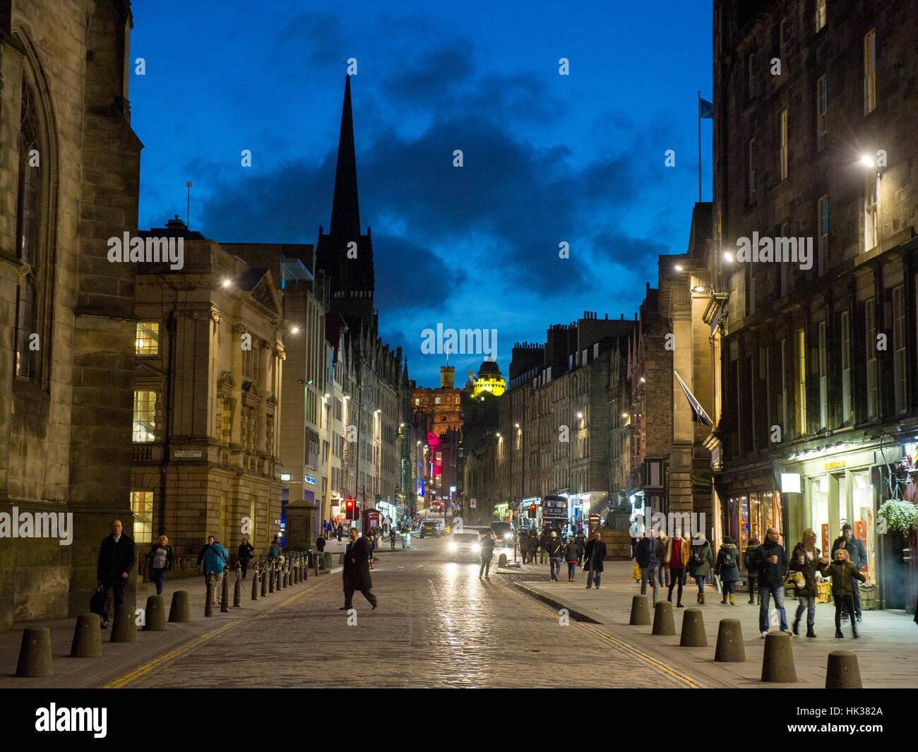 Edimburgo, Scozia - Il Royal Mile/ High Street nella città vecchia di Edimburgo con persone non identificate. Foto Stock
