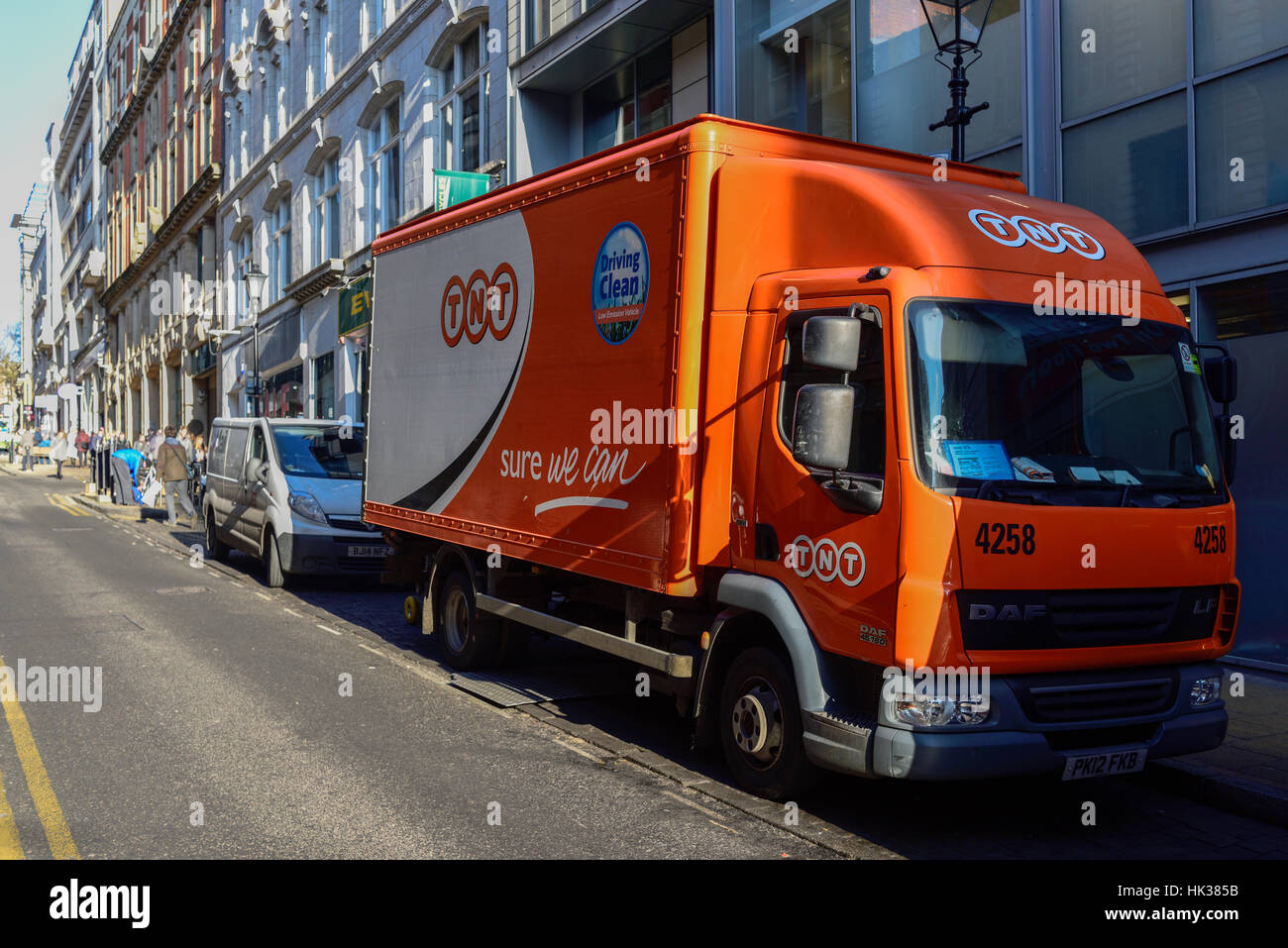 Centro della città di Birmingham, UK.consegna TNT carrello. Foto Stock