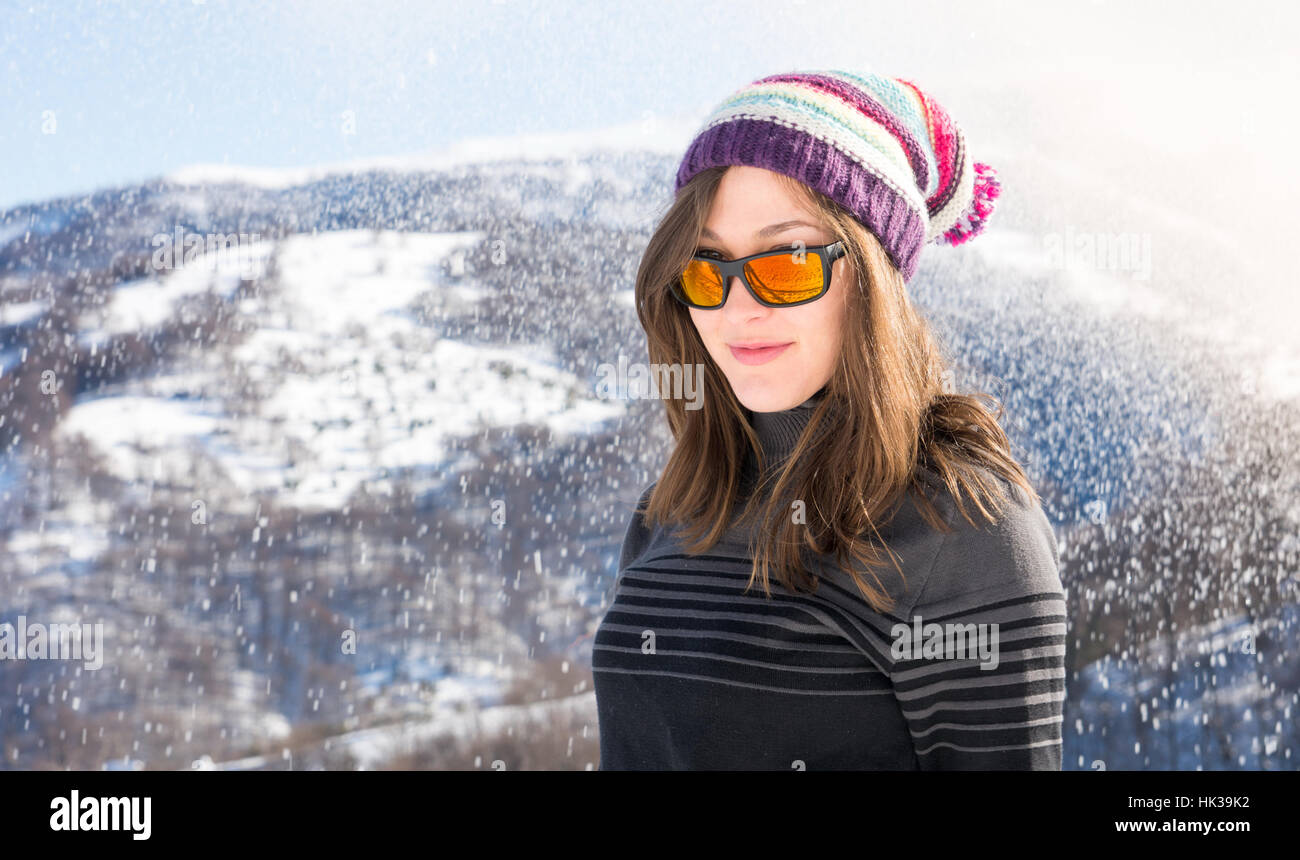 Inverno ritratto di una ragazza con fiocchi di neve Foto Stock