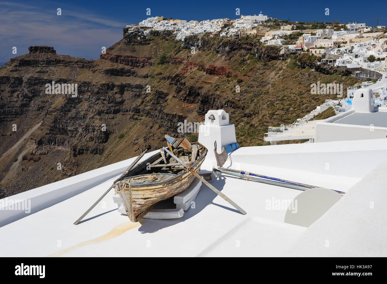 Vecchia barca in legno sul tetto in Firostefani - Santorini Island, Grecia Foto Stock