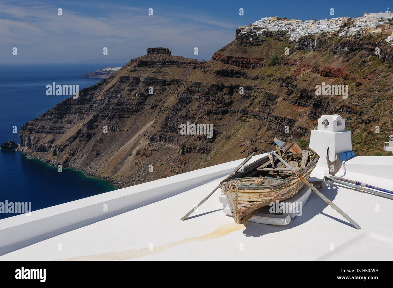 Vecchia barca in legno sul tetto in Firostefani - Santorini Island, Grecia Foto Stock