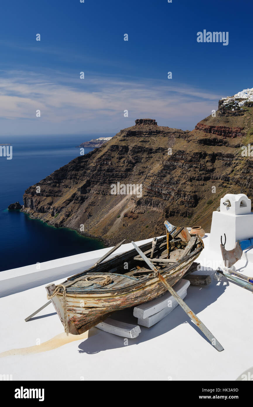 Vecchia barca in legno sul tetto in Firostefani - Santorini Island, Grecia Foto Stock