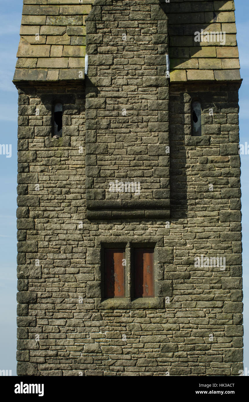 Un primo piano della Torre di piccione, Rivington, Lancashire assomiglia a una faccia dell'edificio Foto Stock