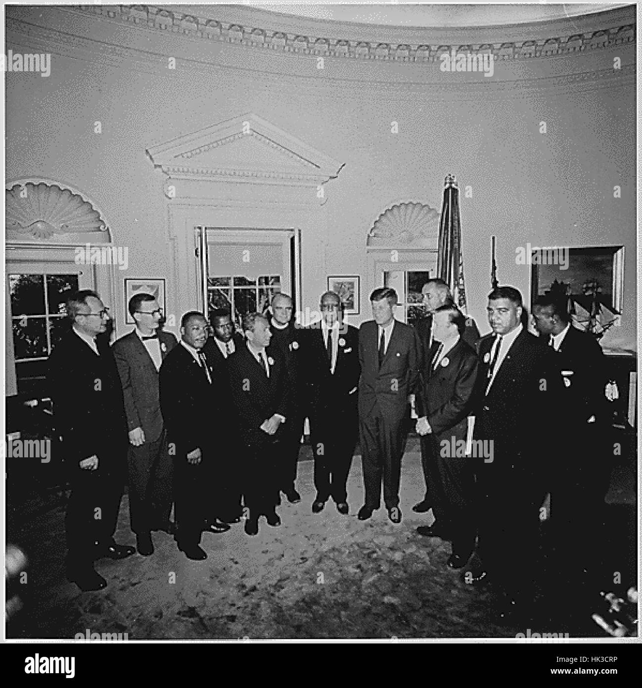 Fotografia del Presidente degli Stati Uniti John Fitzgerald Kennedy la riunione nell'Ufficio Ovale della Casa Bianca a Washington DC con i leader della marcia su Washington il 28 agosto 1963. Da sinistra a destra: Willard Wirtz hanno, Martin Luther King Jr., Eugene vetture Foto Stock