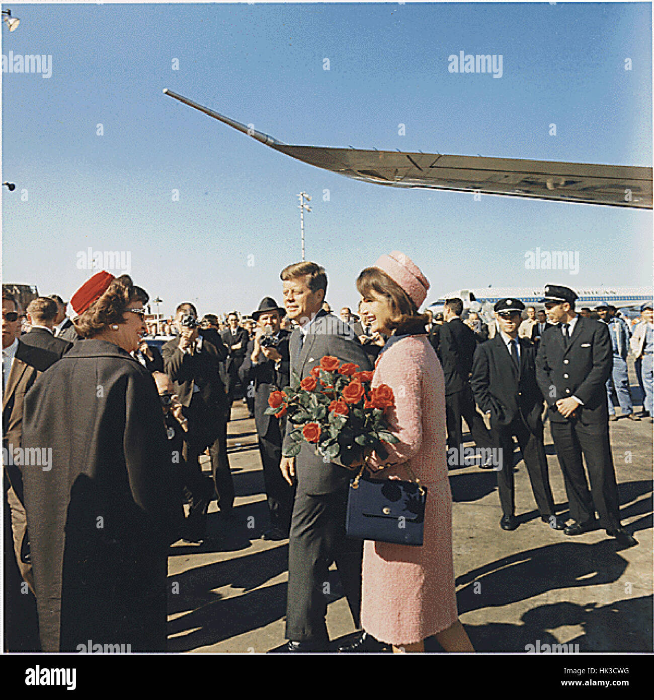 Presidente degli Stati Uniti John Fitzgerald Kennedy e la First Lady Jacqueline Kennedy arriva a Dallas, Texas, Love Field, il 22 novembre 1963. Foto Stock