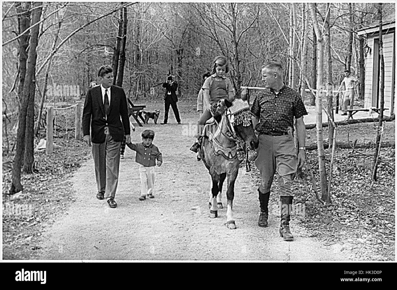 Presidente degli Stati Uniti John Fitzgerald Kennedy, John F. Kennedy Jr., Caroline Kennedy ( cavalcare "Tex" ) a Camp David, vicino Thurmont, Maryland, Marzo 31, 1963..obbligatorio Foto Stock