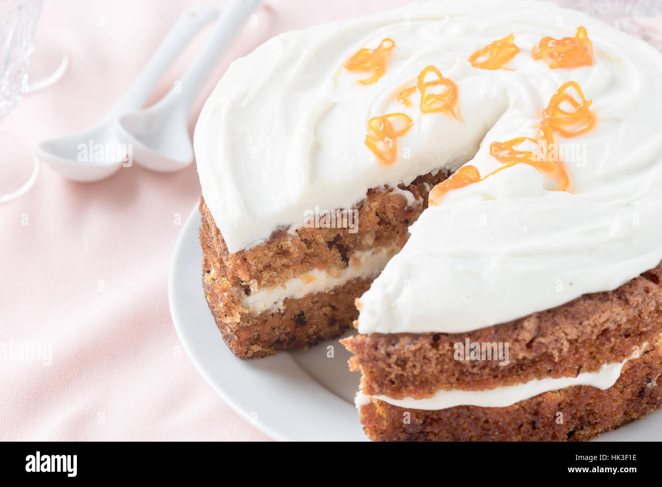 La festa della mamma torta di carote, fatti in casa e umido lo strato dolce torta di carote grattugiate, noci e albicocca secca e rabboccato con volute la glassa di formaggio cremoso. Foto Stock