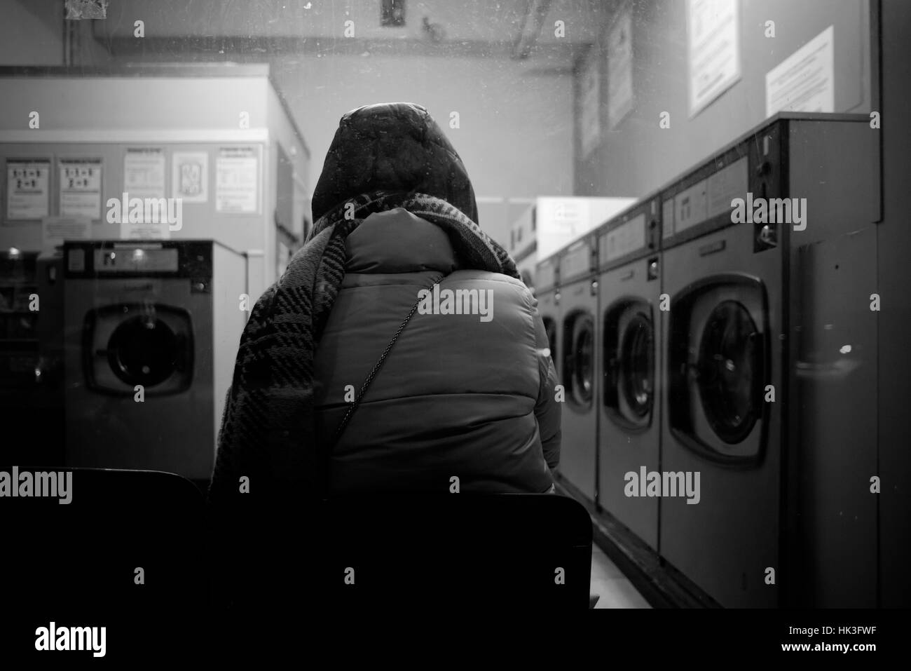 Persona in una lavanderia automatica room Foto Stock