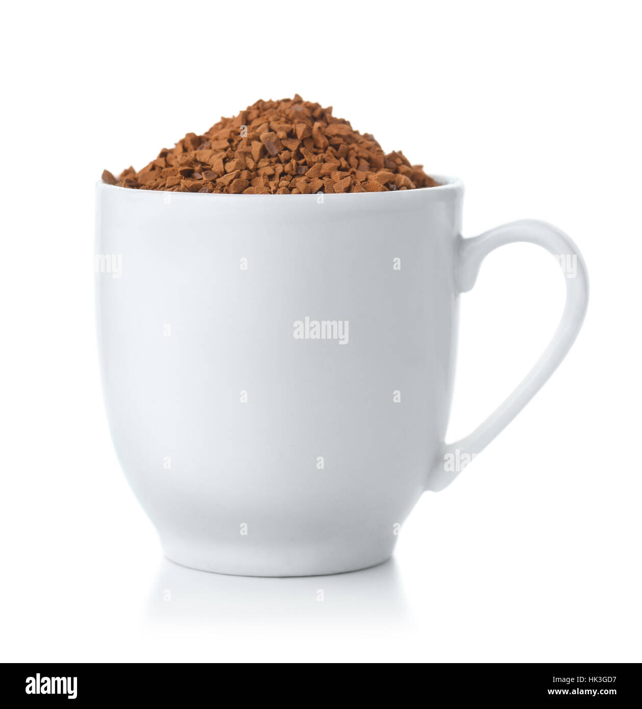 Tazza da caffè piena di caffè solubile granulare isolato su bianco Foto Stock