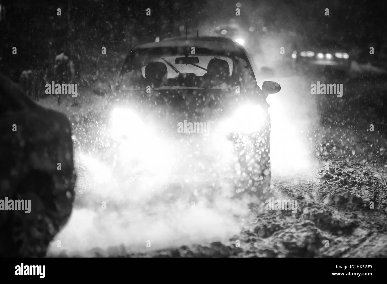 Vetture di guidare su strada nel traffico aggravato a causa di una forte nevicata. Foto Stock