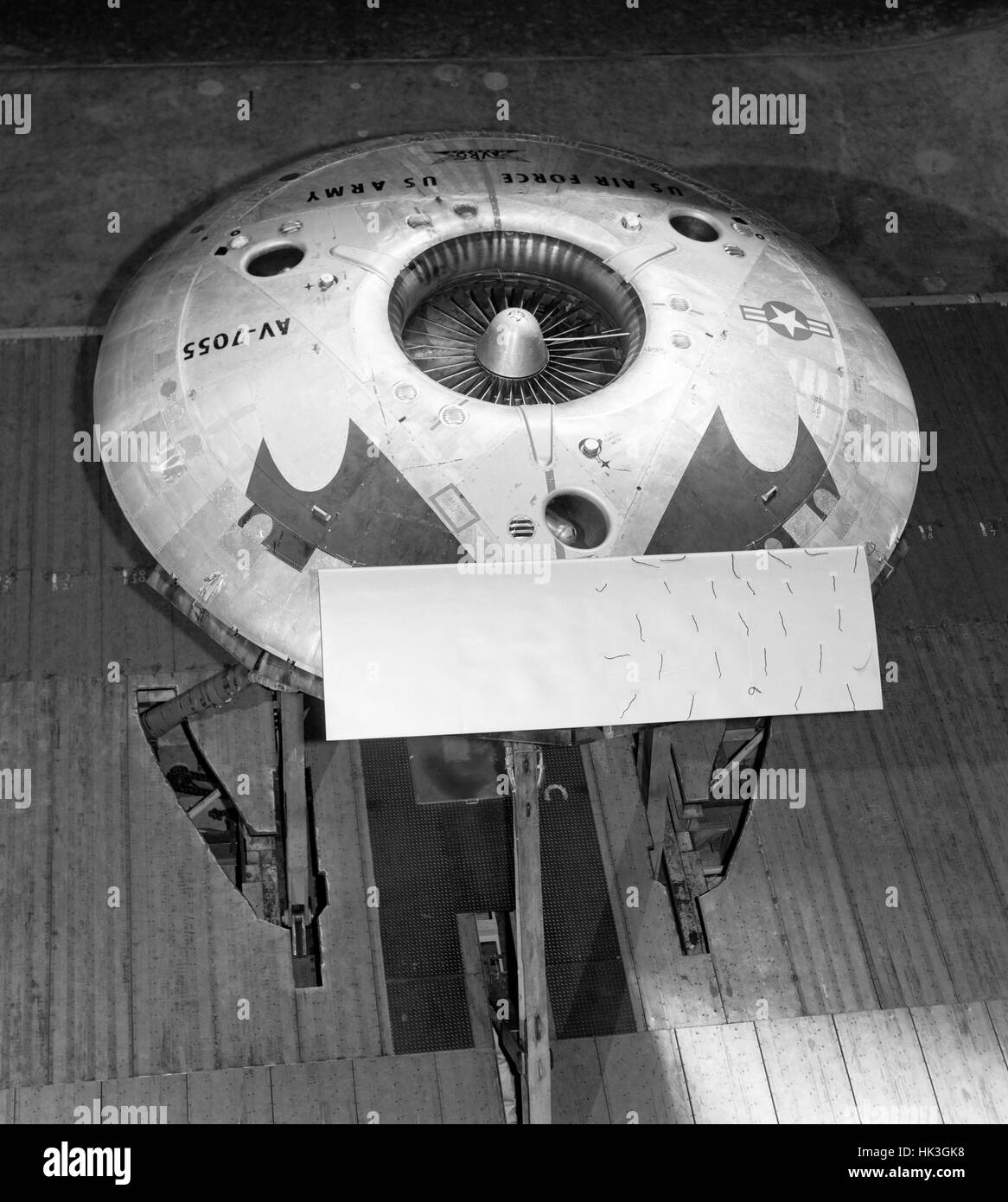 Avro Canada VZ-9 Avrocar decollo ed atterraggio verticali (VTOL) aeromobile, Noto informalmente come 'Flying Saucer', in fase di test presso la NASA Ames Research Center di Mountain View, California, 1960. Immagine cortesia della NASA. Foto Stock