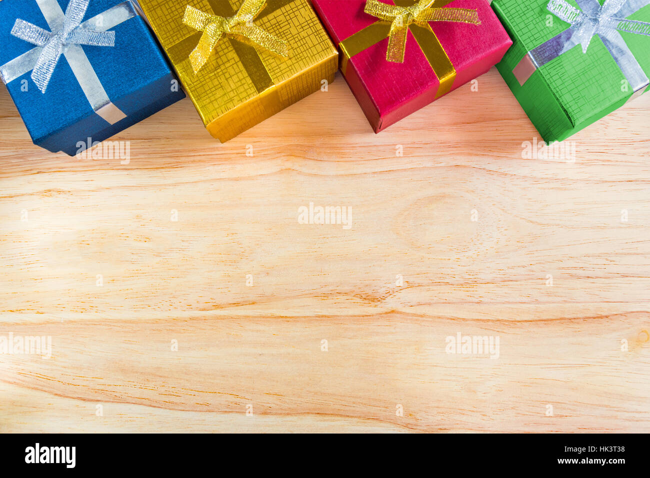 Vista superiore o piatto di laici di vari colori natale e felice anno nuovo confezioni regalo con uno spazio vuoto o spazio di copia, ricompensa, celebrazioni, holiday presenta conce Foto Stock