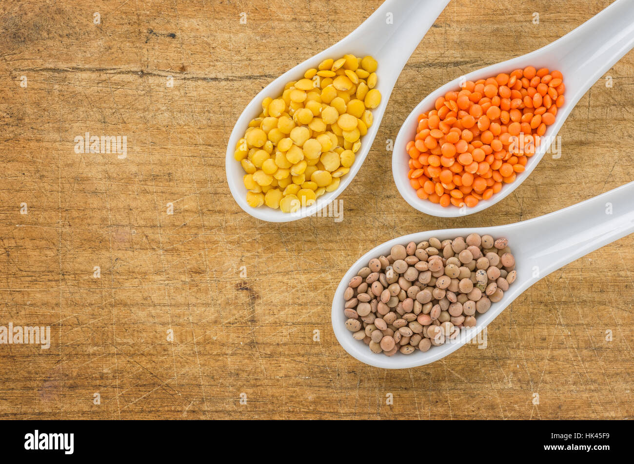 Vari tipi di lenticchie in porcellana cucchiai Foto Stock