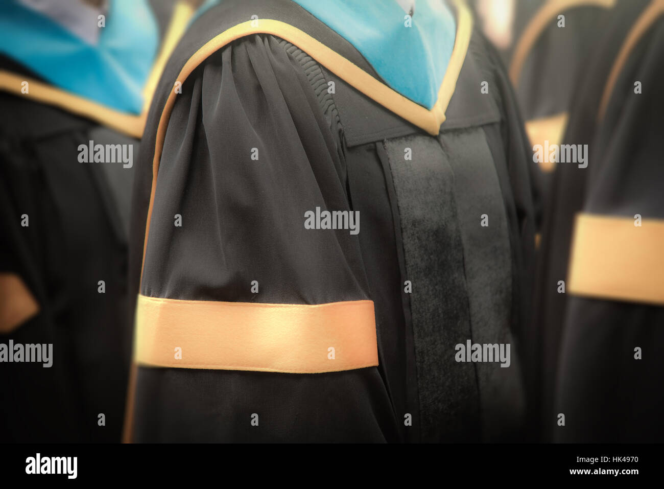 Messa a fuoco selettiva su abiti di laurea per i laureati in inizio cerimonia di laurea fila, metafora dell'istruzione, il successo, concetto, sfondo Foto Stock