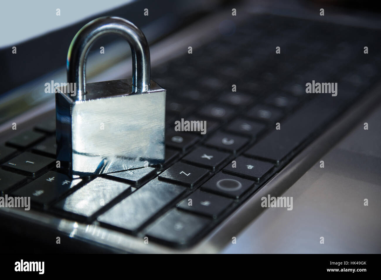Messa a fuoco selettiva sul blocco di metallo sulla tastiera la password Internet online privacy dei dati Protezione delle informazioni del concetto di sicurezza in tono scuro chiave di basso Foto Stock