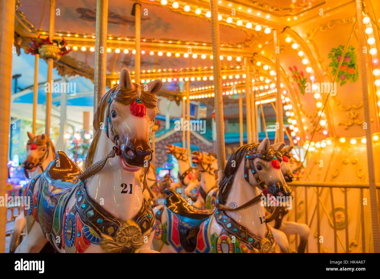 Ancora giostra o Marry-Go-Round con decorazione luce messa a fuoco sulla parte anteriore il cavallo in atmosfera di notte Foto Stock