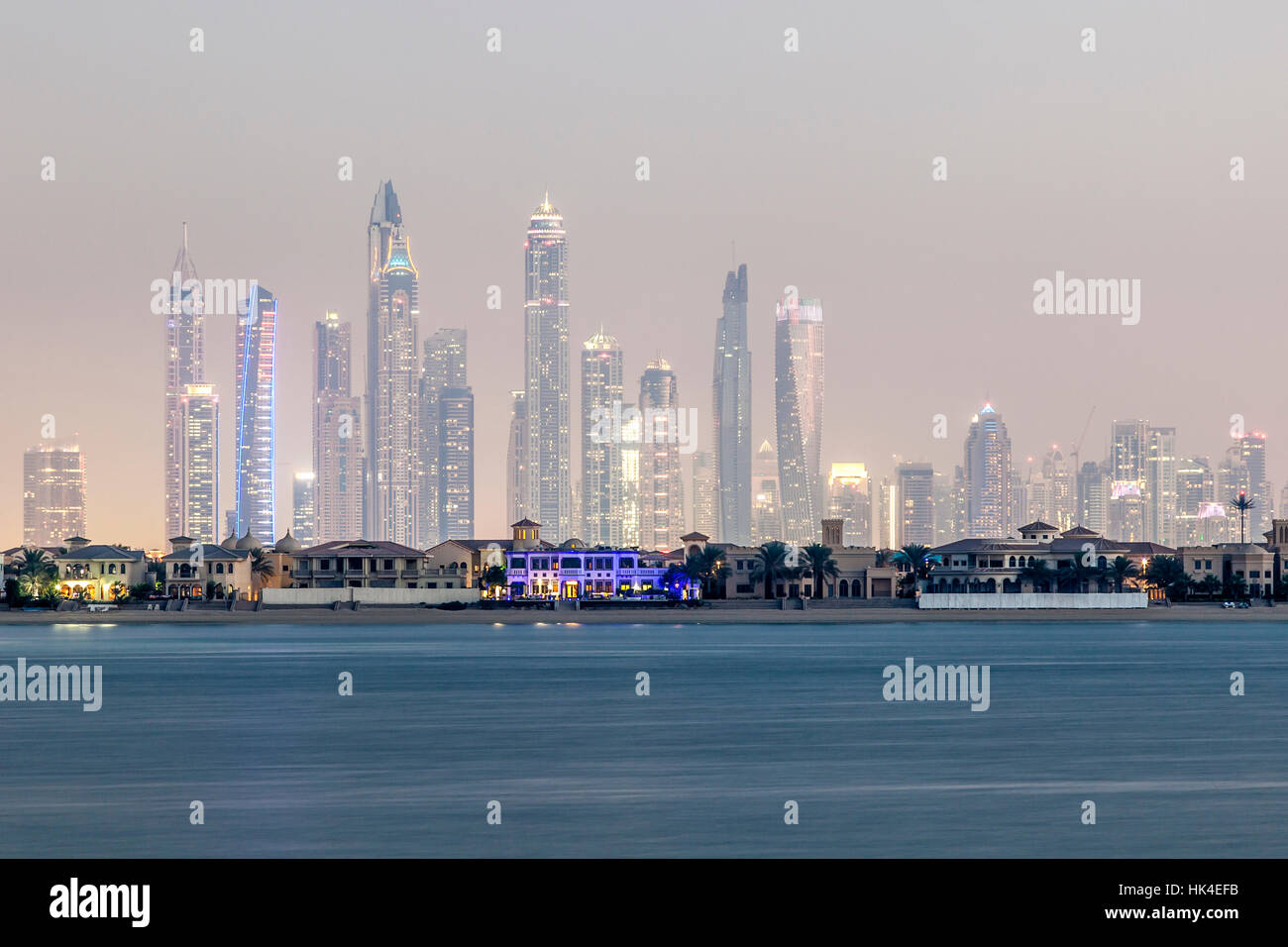 Dubai Marina grattacieli e ville residenziali sul Palm Jumeirah di notte Foto Stock