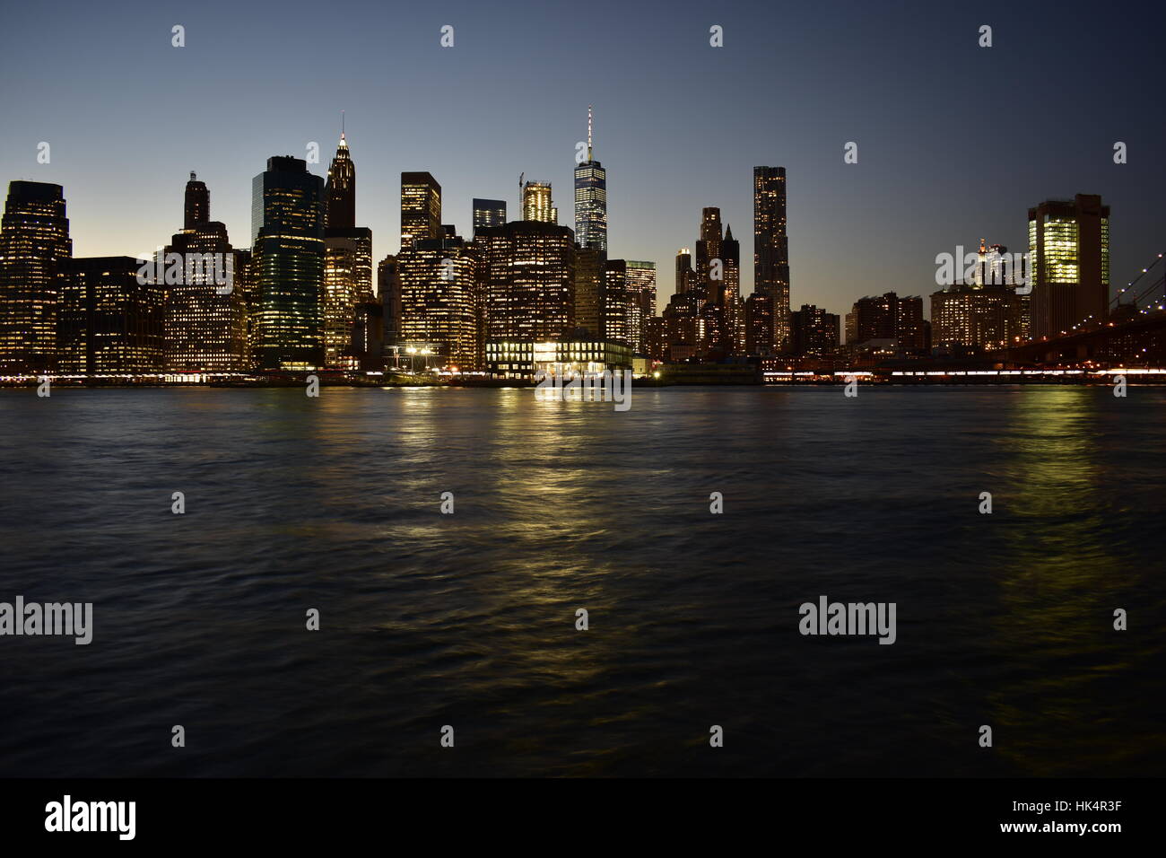Vista al tramonto di New York City come si vede dal ponte di Brooklyn Park a Brooklyn, NY Foto Stock