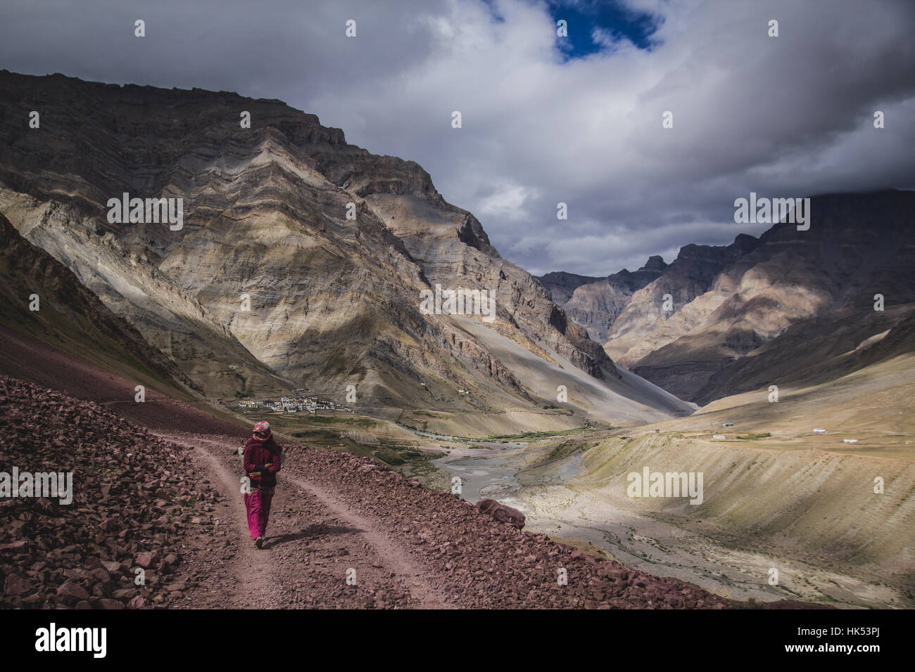 Una donna locale dalla città di Mudh in Spiti Valley torna a casa dopo una lunga giornata di apple-picking. Foto Stock