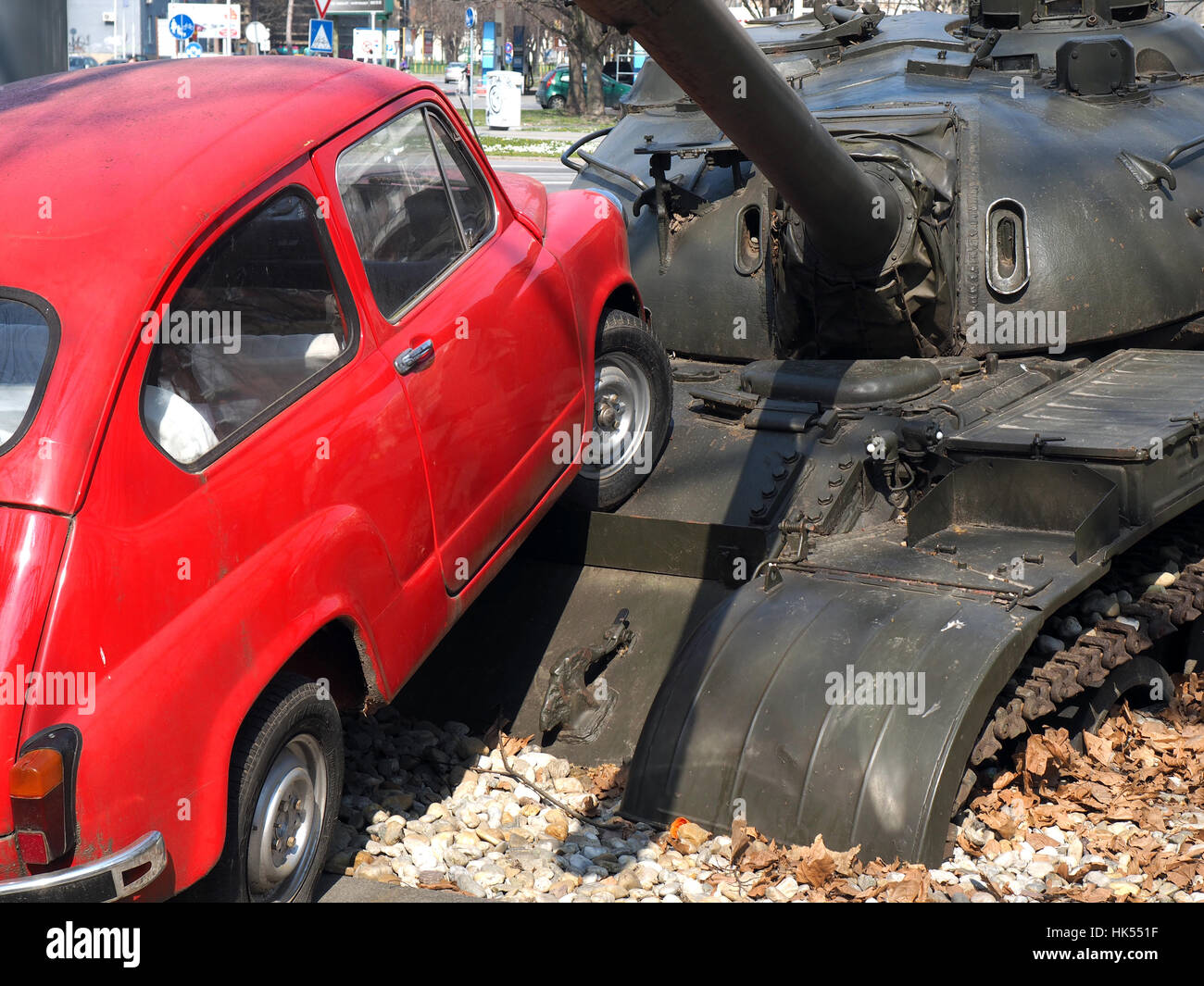 Un monumento di piccola auto rossa smashing serbatoio in Osijek , Mart 23, 2015 - Osijek,Slavonija,CROAZIA Foto Stock