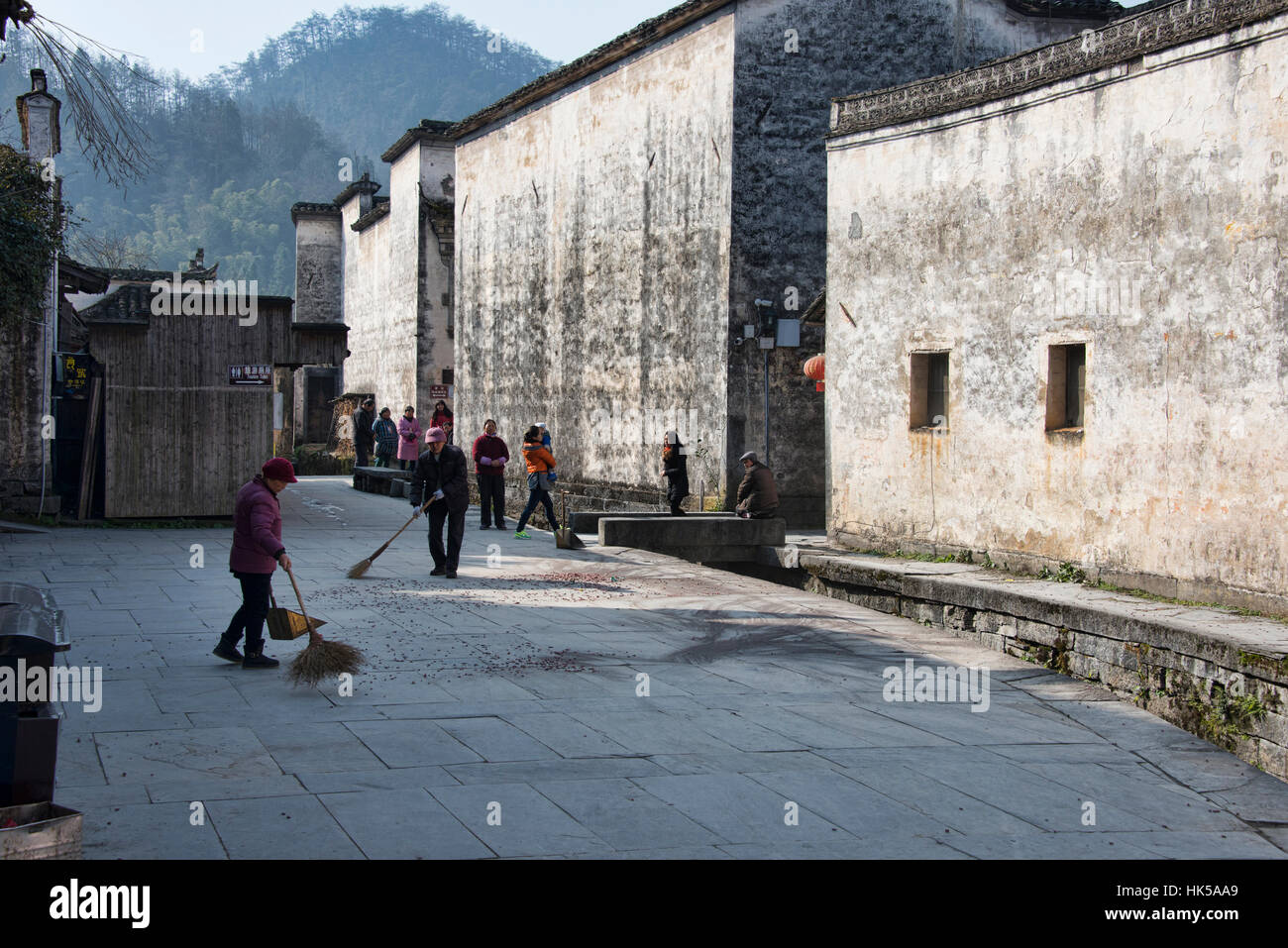 Pulizia dopo i fuochi d'artificio nell antico borgo di Xidi, Anhui, Cina Foto Stock