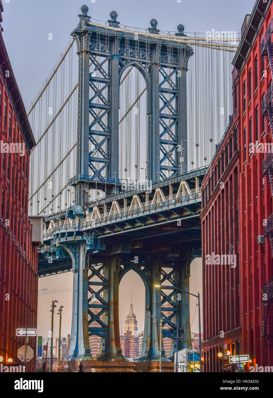 Empire State Building attraverso il ponte di Manhattan a New York City Foto Stock