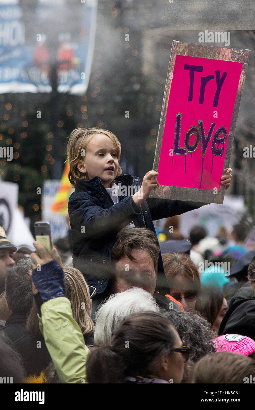 2017 Womens marzo sul New York City- Newyorkesi rally in gennaio contro l'eletto presidente americano e per i diritti delle donne Foto Stock