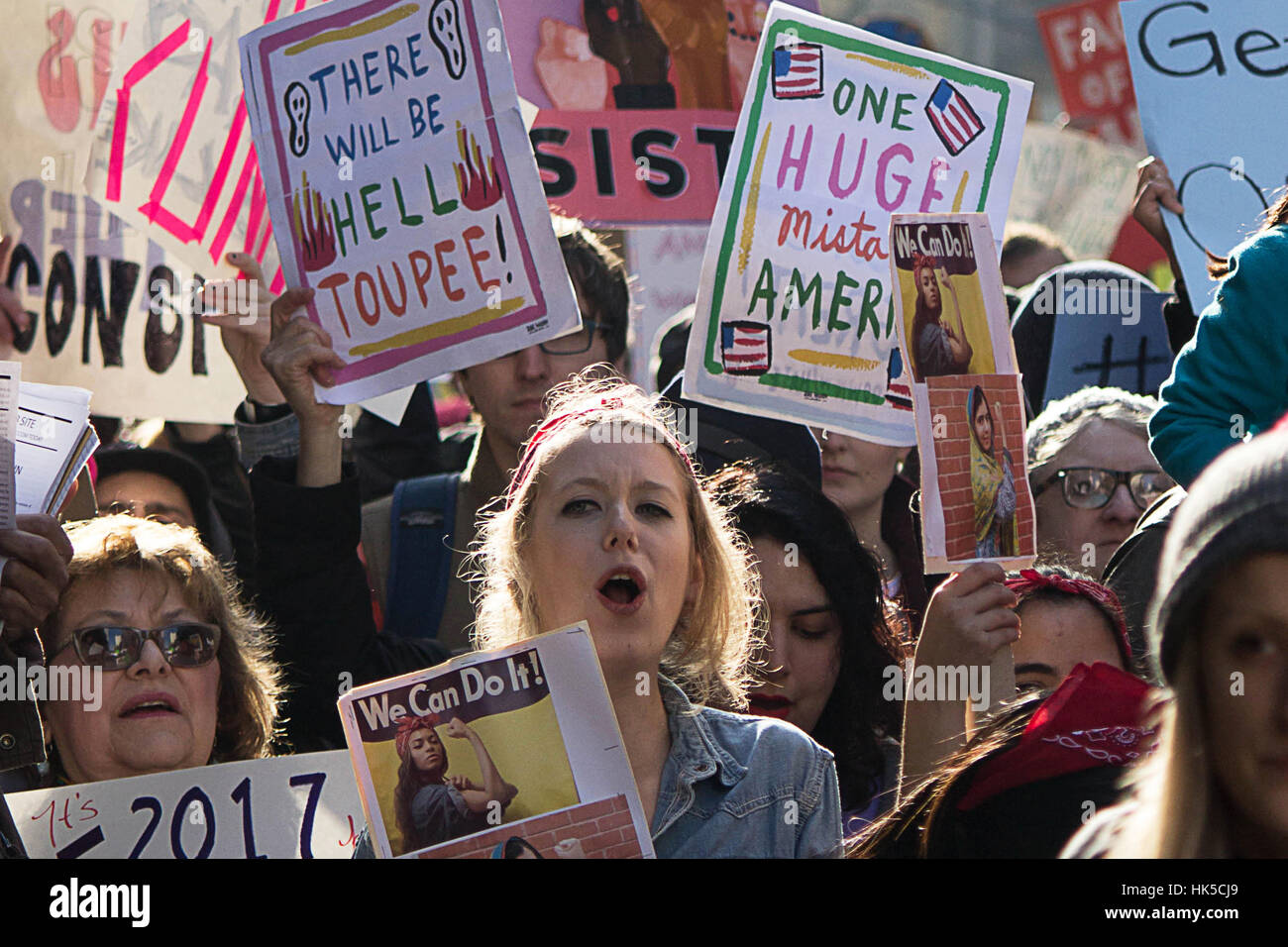 2017 Womens marzo sul New York City- Newyorkesi rally in gennaio contro l'eletto presidente americano e per i diritti delle donne Foto Stock