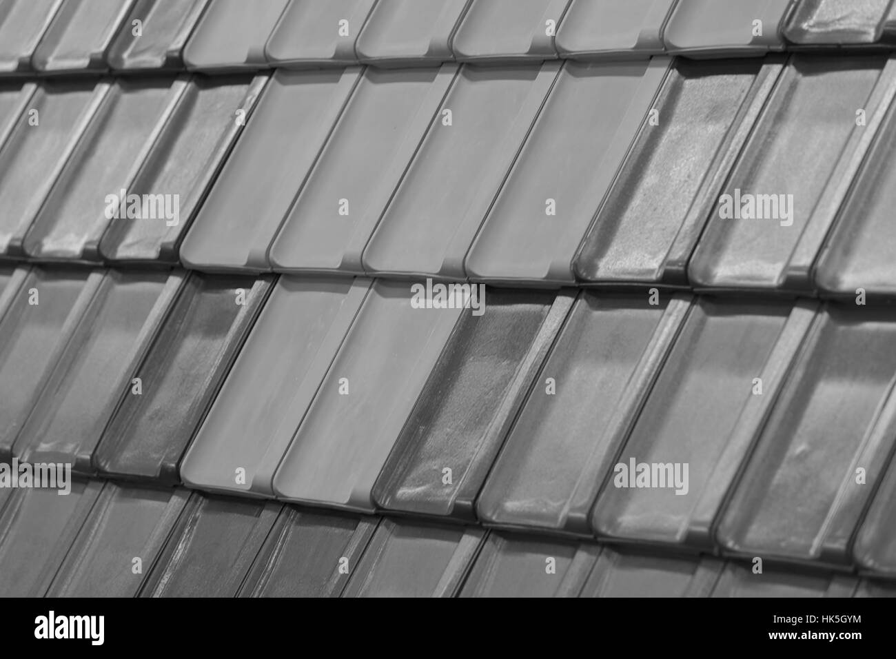 Tipi di tegole rosse per tetto per coprire la casa, nota leggera profondità di campo Foto Stock