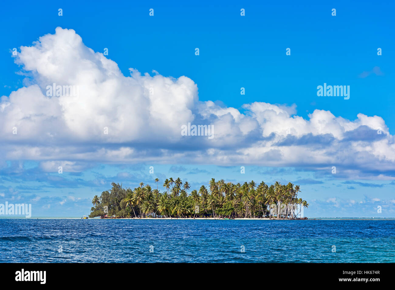 Piccola isola con palme, Raiatea, South Pacific, Polinesia Francese Foto Stock