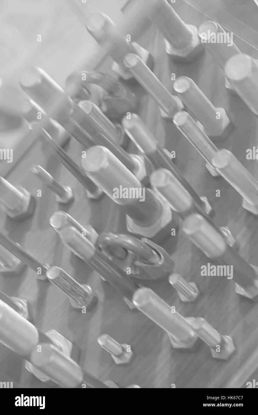 Viti, dadi, morsetti ...sul vetro, nota leggera profondità di campo Foto Stock