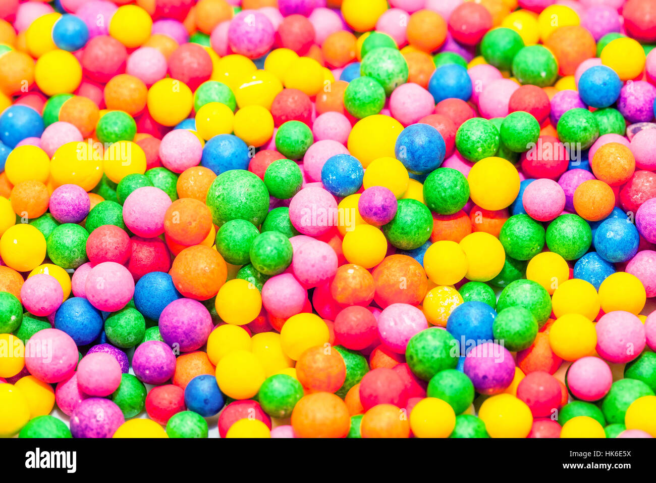 Pubblicità con caramelle colorate e colorato sfondo coriandoli Foto Stock