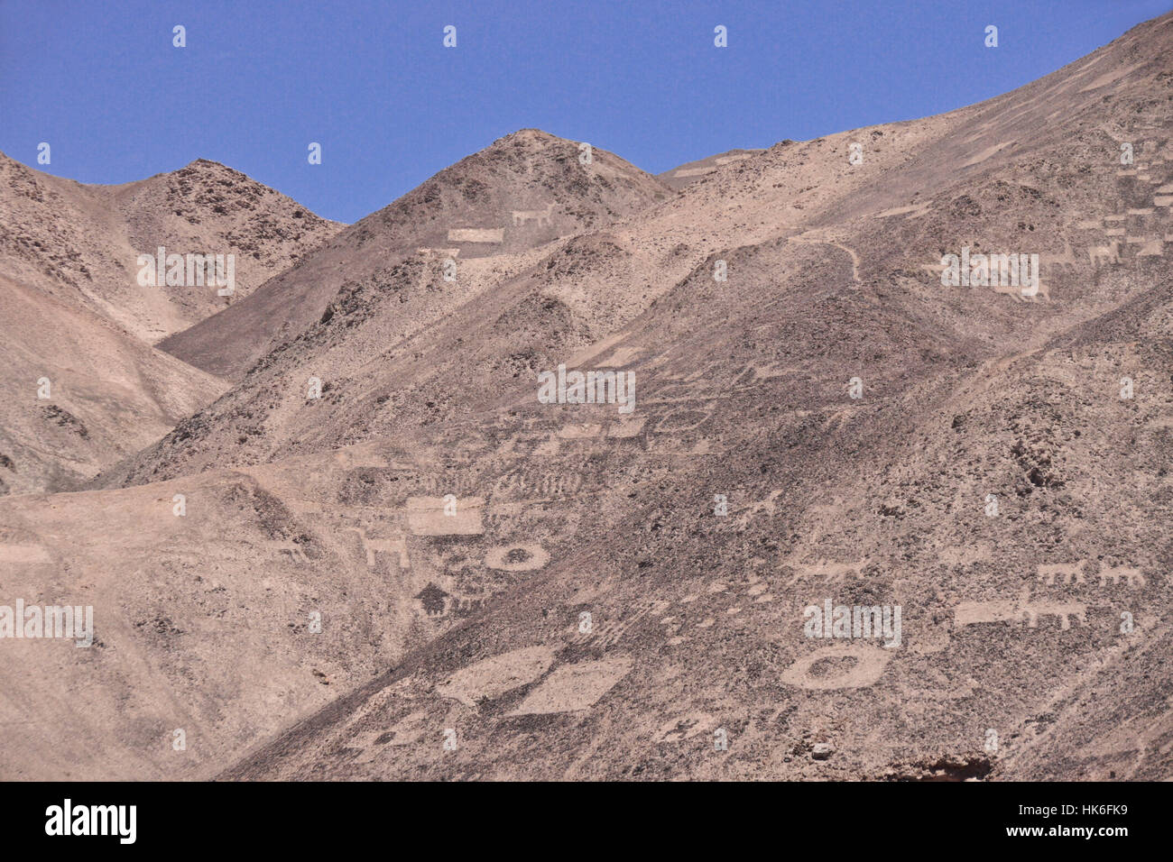 Cerros Pintados geoglifi sulla collina, Reserva Nacional Pampa del Tamarugal, il Deserto di Atacama, Norte Grande del Cile Foto Stock