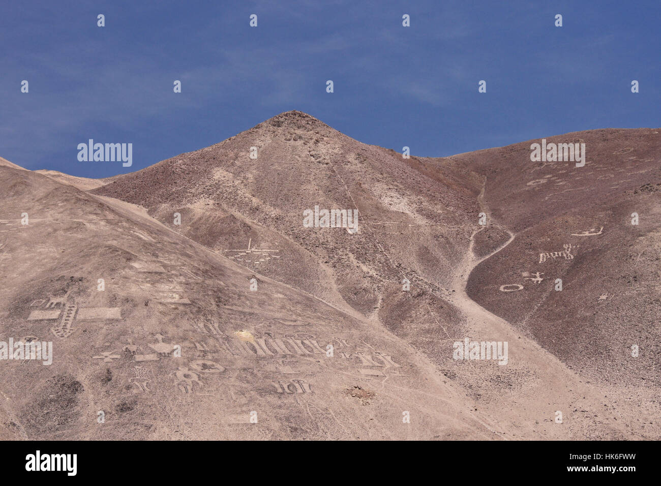 Cerros Pintados geoglifi sulla collina, Reserva Nacional Pampa del Tamarugal, il Deserto di Atacama, Norte Grande del Cile Foto Stock