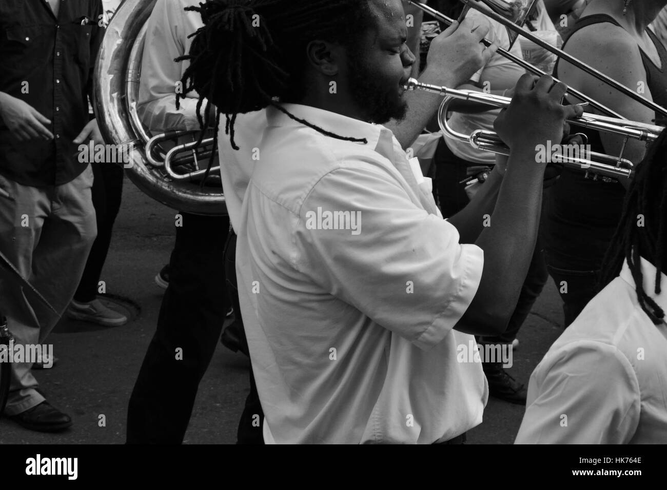 Band di eseguire in strada durante la donna marzo su gennaio 21, 2017 a New Orleans, Louisiana. Foto Stock