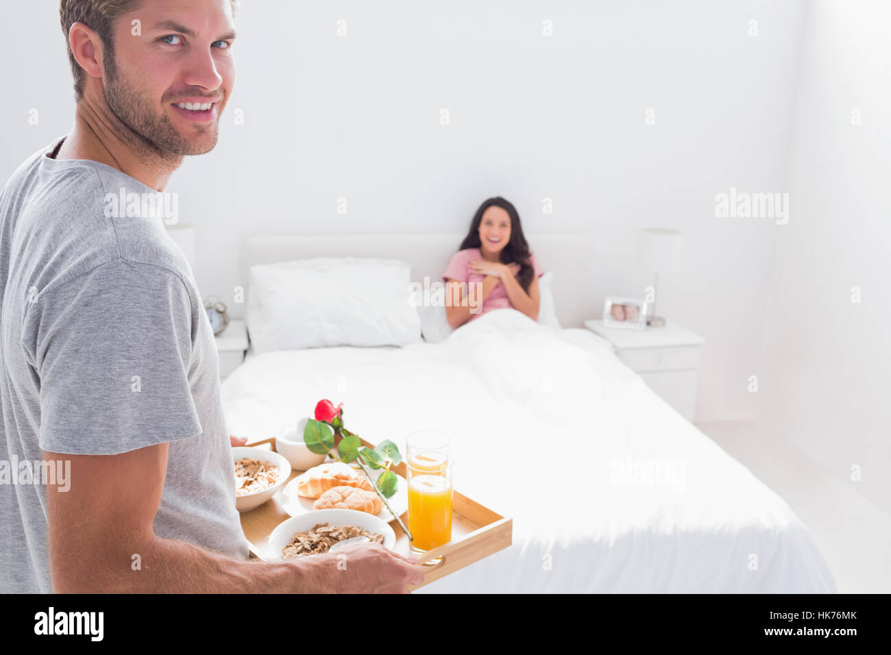 Uomo bello portare la colazione a sua moglie a letto Foto stock - Alamy