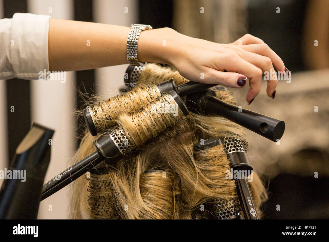 Capelli biondi è professionalmente nello stile di un salone. Foto Stock