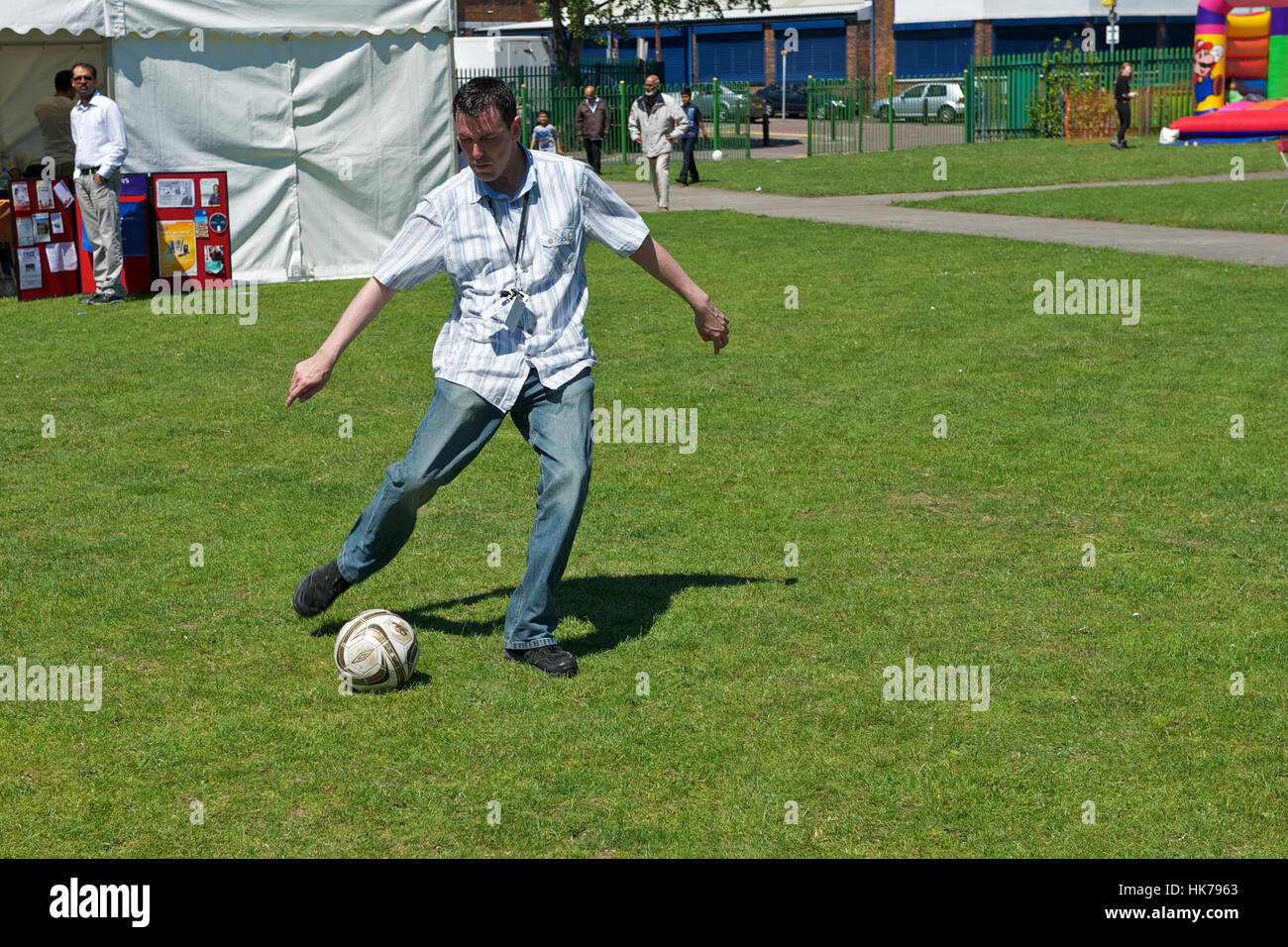 E per il divertimento di tutta la famiglia giorno salutare pratica generale e cure urgenti. Percy Road, Sparkill, Birmingham. Il 26 giugno 2011. Foto Stock