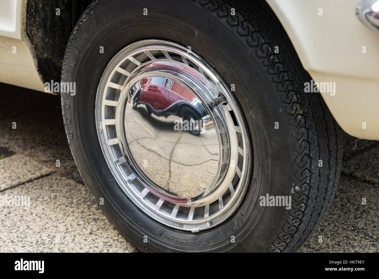 Austin sette riflessa in chrome il cappuccio del mozzo di una Vauxhall Viva Foto Stock