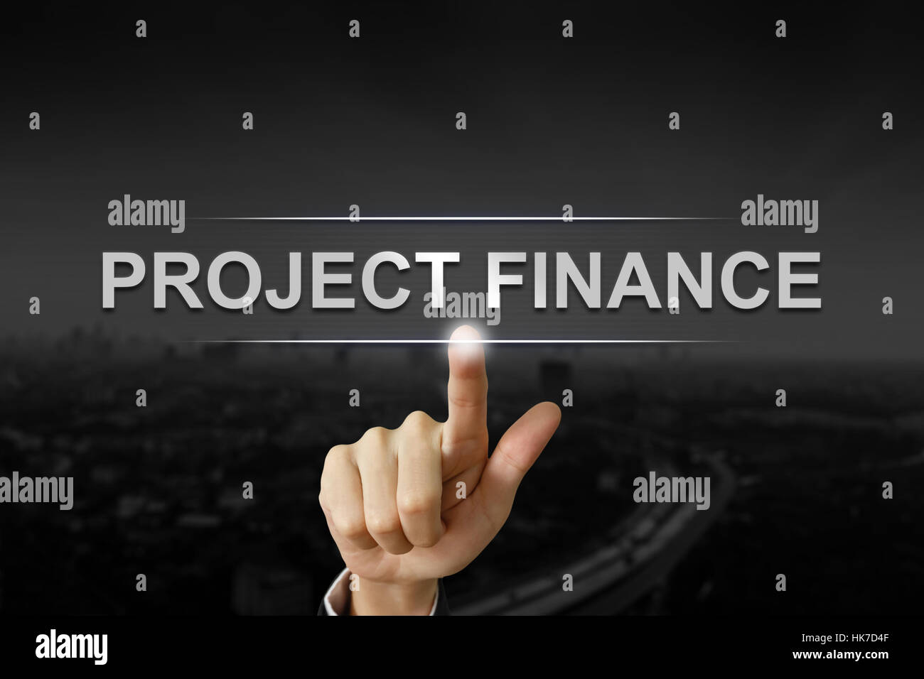 Mano di business facendo clic su project finance pulsante nero su sfondo sfocato Foto Stock