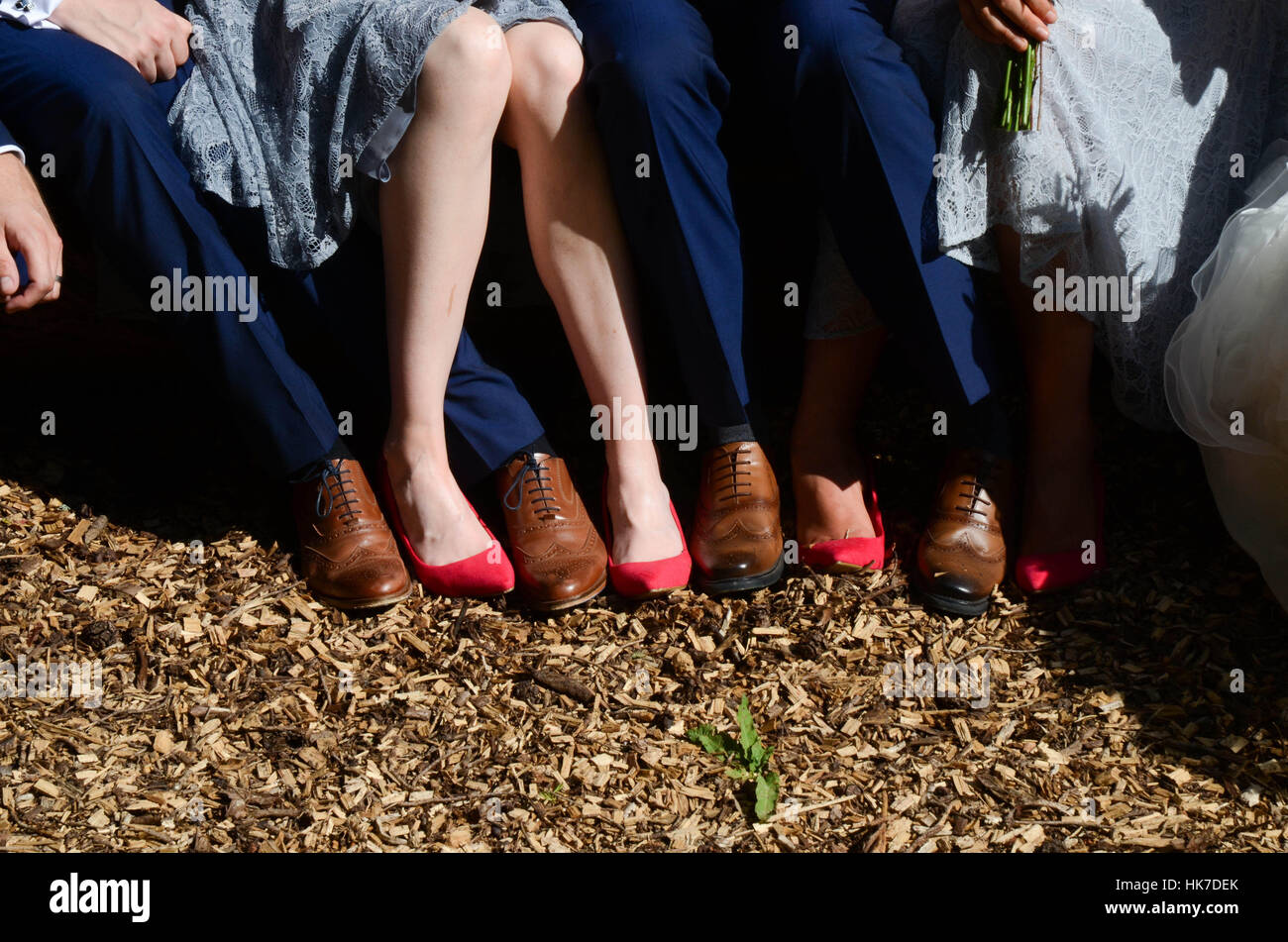 Divertimento con le scarpe da sposa. Foto Stock