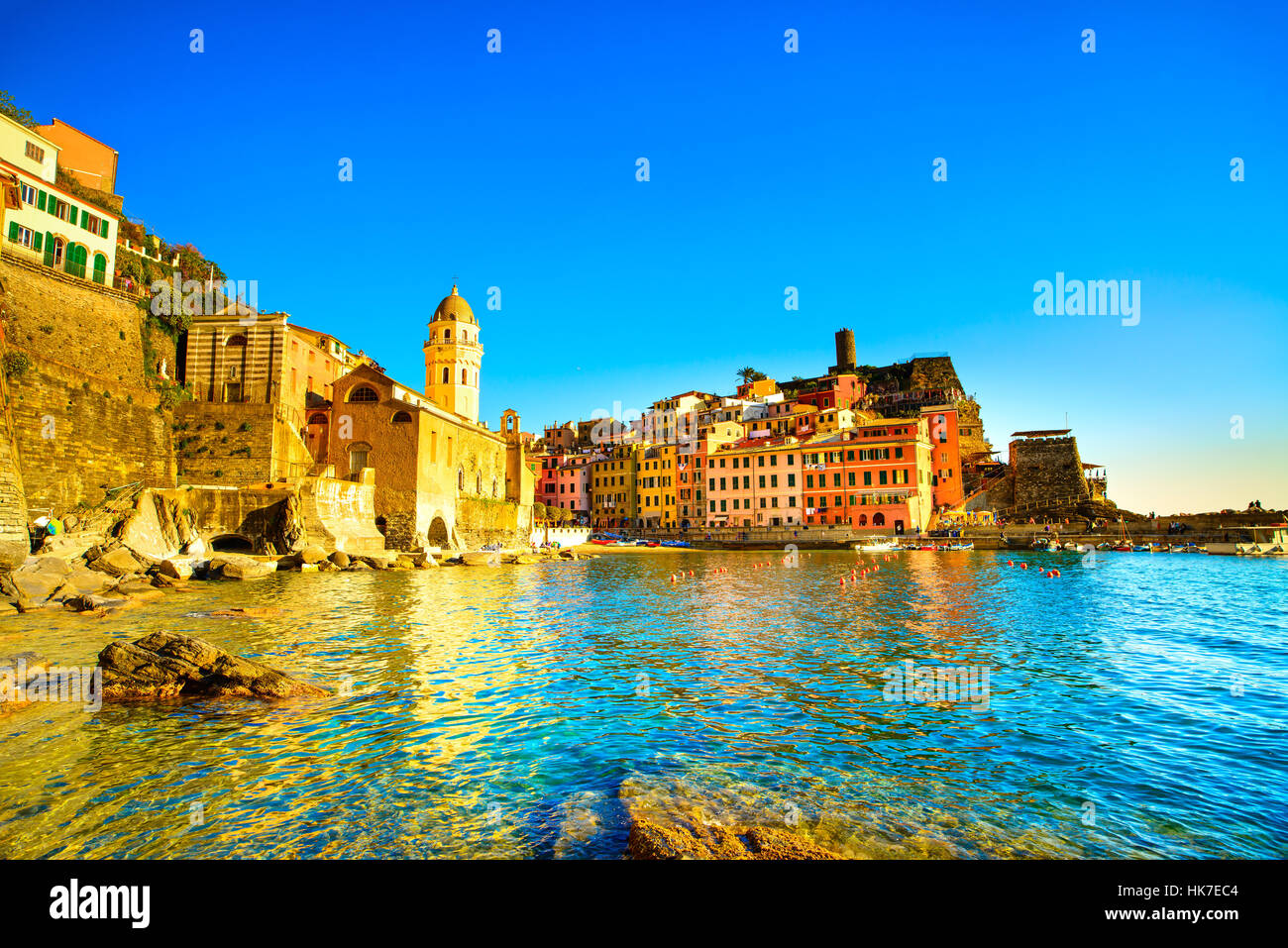 Vernazza village, chiesa, rocce e mare porto sul tramonto, Seascape in cinque terre, il Parco Nazionale delle Cinque Terre Liguria Italia Europa. Foto Stock
