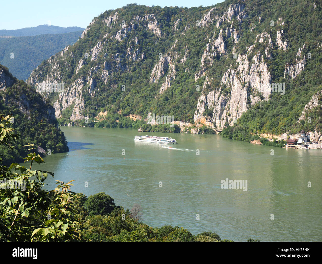 2000 feets di scogliere verticale oltre il fiume Danubio a Djerdap gorge e il parco nazionale di Serbia orientale Foto Stock