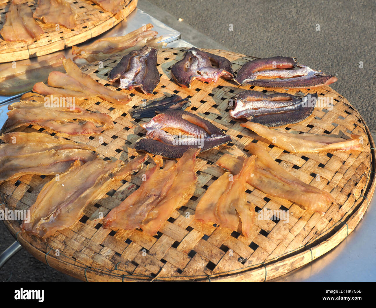 Pesci secchi sulla griglia di bambù nella giornata di sole , pesci secchi asciugare al sole. Pesci secchi è secco prodotto alimentare, questo prodotto alimentare da mescolare il sale con fresco fis Foto Stock