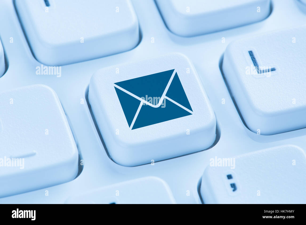 Invio di messaggi di posta elettronica posta elettronica internet lettera blu simbolo della tastiera del computer Foto Stock