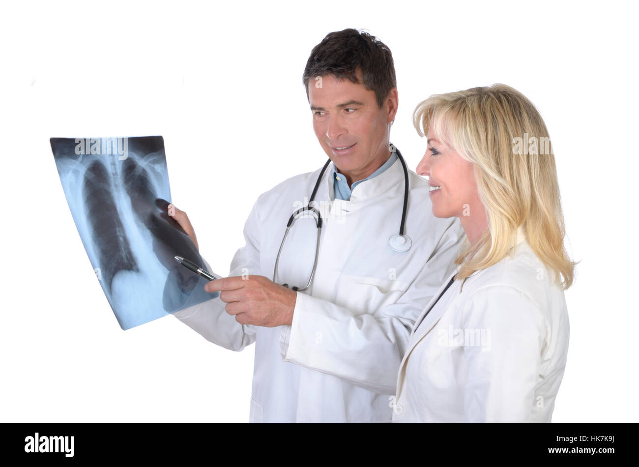 Il medico e il paziente parla di immagine a raggi x di un polmone Foto Stock