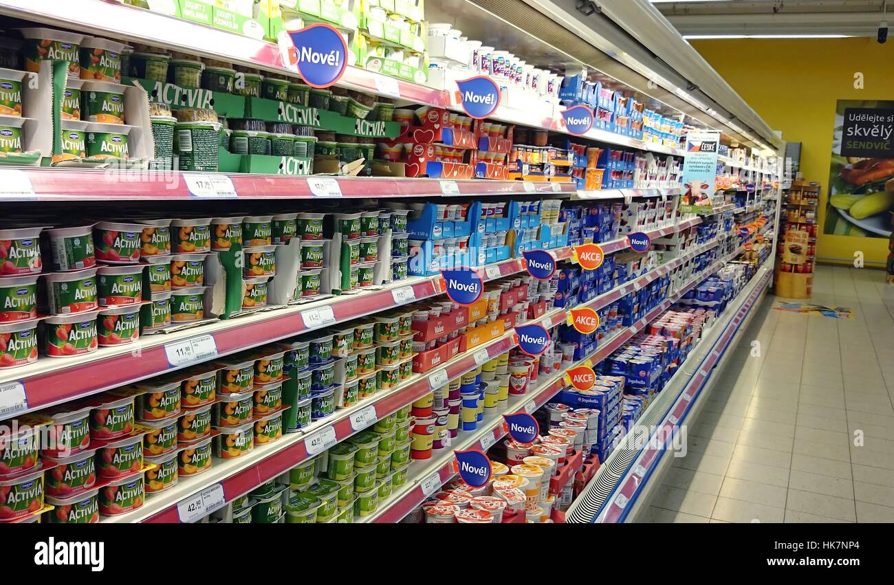 Negozio TESCO interni. Scaffali del negozio con il cibo. Foto Stock